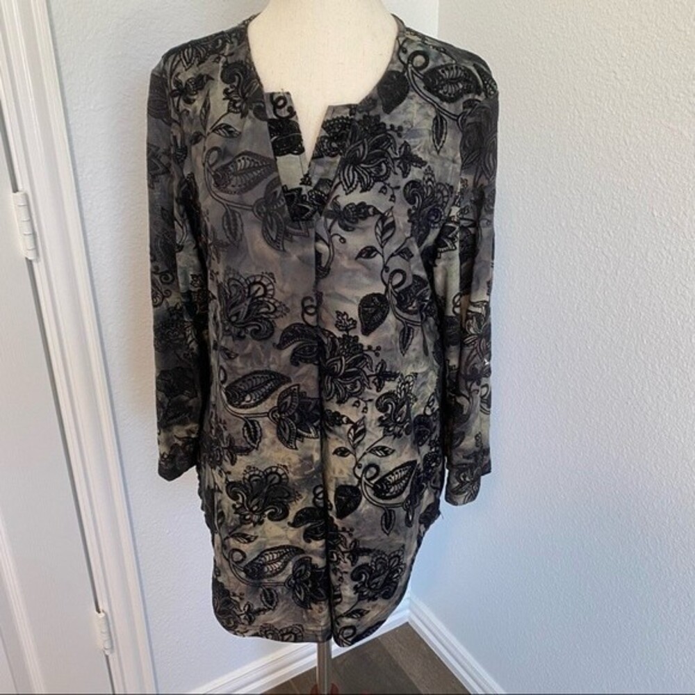 CHANCES R  Velvet Accent Blouse V Neck Adjustable Sleeve Black Floral Size M